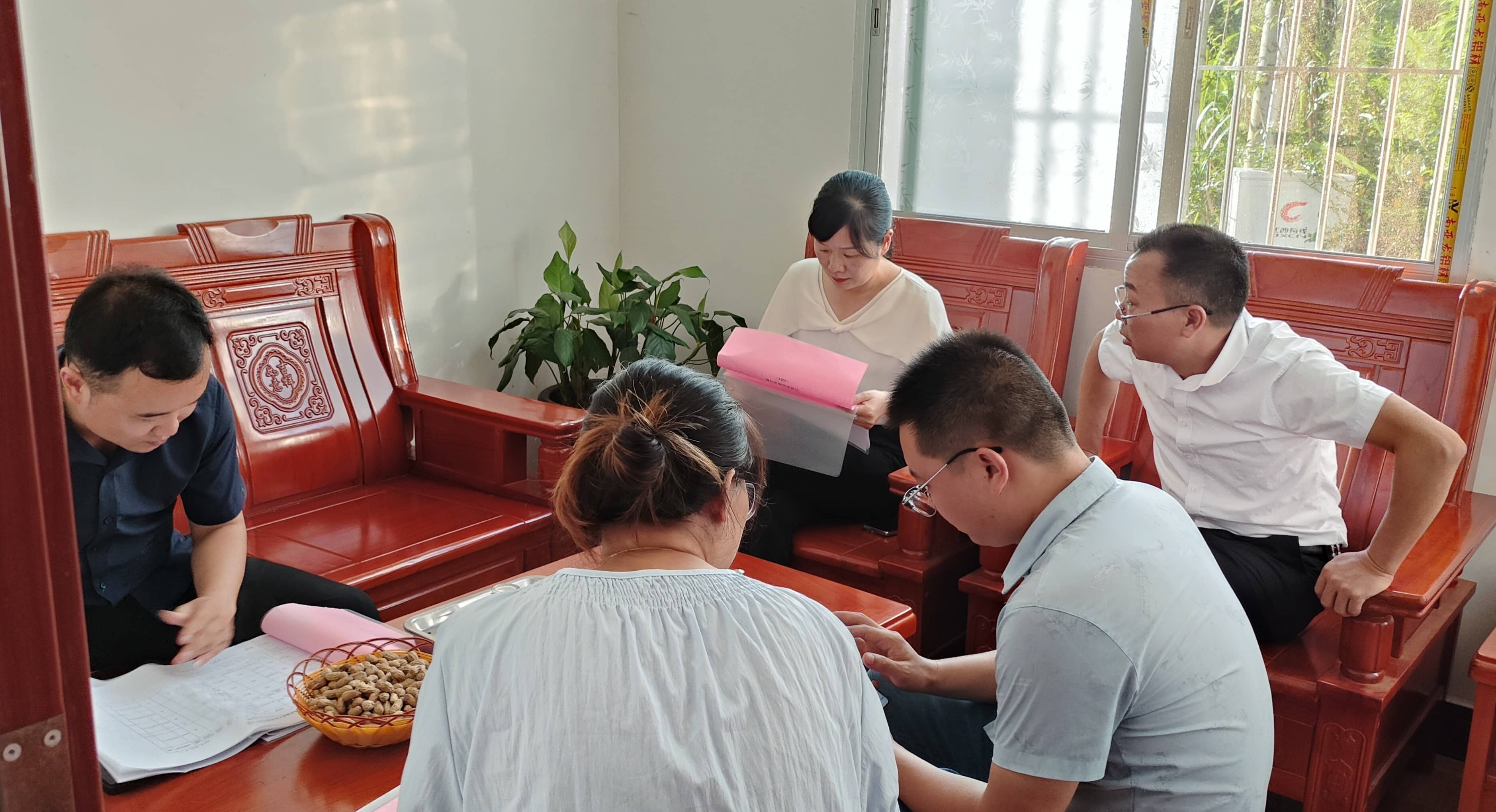 吴文娟在梅子村指导群众身边不正之风和腐败问题台账建立工作